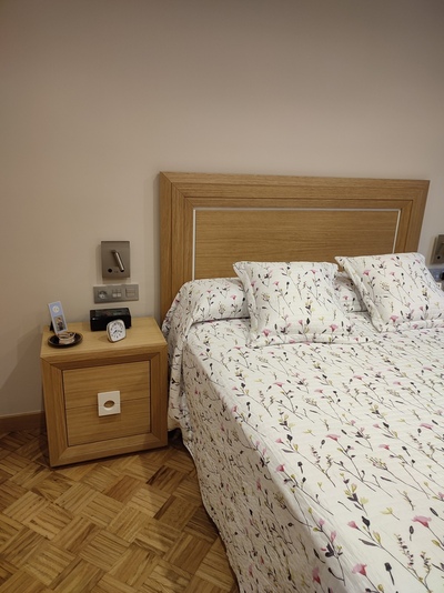 DORMITORIO ROBLE NATURAL Y DETALLES EN LACA BLANCA