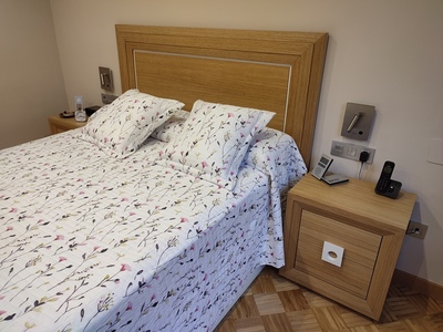 DORMITORIO ROBLE NATURAL Y DETALLES EN LACA BLANCA