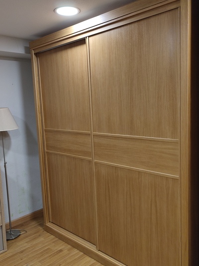 DORMITORIO ROBLE CON DETALLES EN LACA