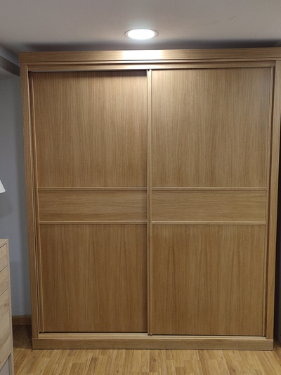 DORMITORIO ROBLE CON DETALLES EN LACA