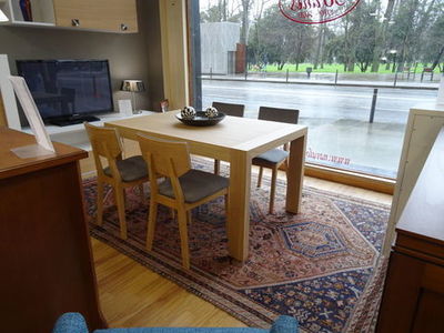 CONJUNTO MESA ROBLE 140 X 90 EXTENSIBLE + 4 SILLAS TAPIZADAS
