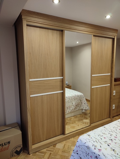 DORMITORIO ROBLE NATURAL Y DETALLES EN LACA BLANCA